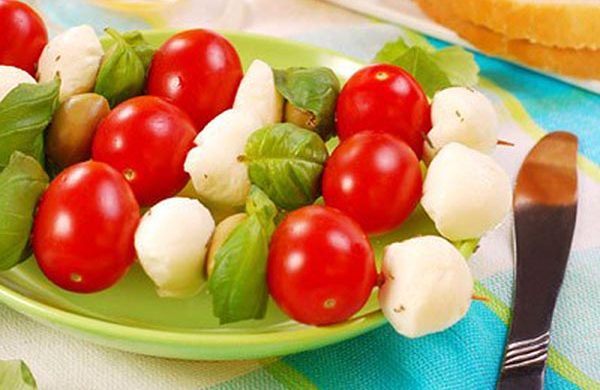 spiedini mozzarella e pomodori