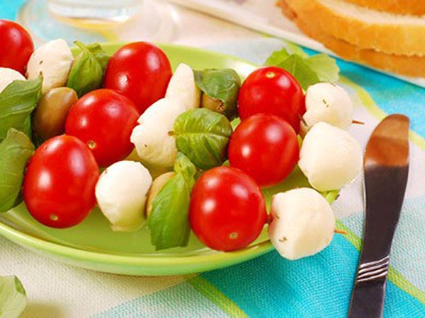 spiedini mozzarella e pomodori