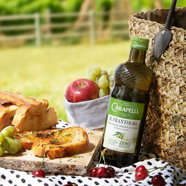 🌞 Non solo a tavola, il Frantolio è l’ingrediente ideale anche per arricchire i tuoi piatti all’aperto: quale migliore occasione della Giornata Mondiale del Picnic? Pane tostato, frutta fresca e il nostro olio extra vergine: la combinazione ideale per un pranzo outdoor all'insegna del gusto e della semplicità 🧺🍞
.
.
#oliocarapelli #carapelli #frantolio