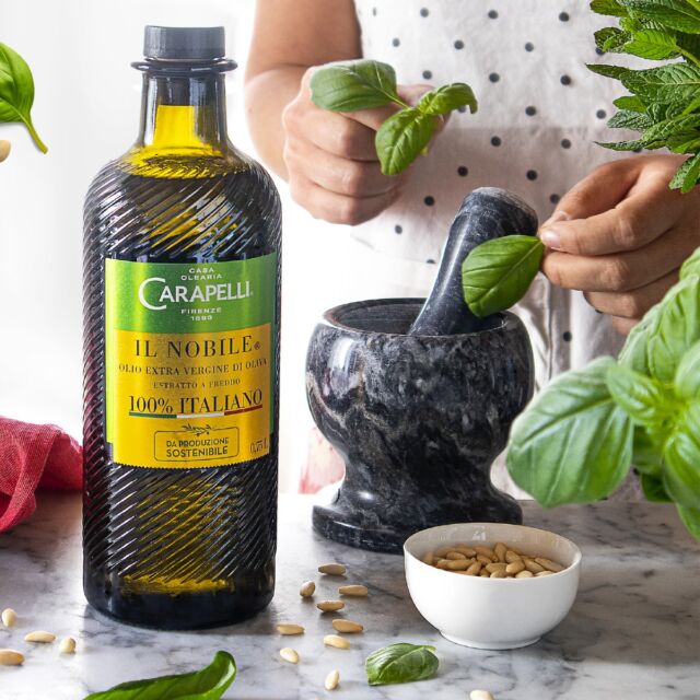 Cosa rende speciale un buon pesto? La qualità degli ingredienti 🍃🧄🧀 Ecco perché scegliere Il Nobile Carapelli fa la differenza. 100% italiano, certificato come prodotto da Filiera Sostenibile, ogni goccia di questo olio EVO esalta il sapore di basilico, formaggio, aglio e pinoli. Pestare per credere! 
.
.
#oliocarapelli #carapelli #pesto