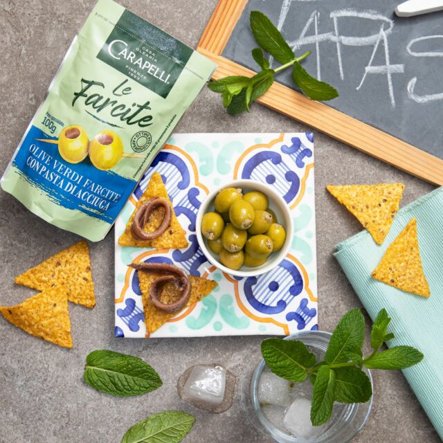 In queste notti magiche, il fuoriclasse della squadra 'aperitivo' sono le nostre olive farcite! 
Sostieni tutti i giocatori con gusto e crea un break che parla di te 🍹🫒⁣
.⁣
.⁣
#carapelli #olive #olivefarcite