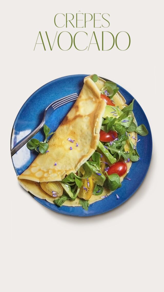 Verde in tavola! Scopri la nostra ricetta per crêpes salate con avocado, valeriana e rucola. Il segreto per un risultato da chef? Il nostro olio Bio, olio EVO 100% italiano 💚

Procedimento:

Sbatti le uova in una ciotola, aggiungi il latte a filo (a temperatura ambiente) e un pizzico di sale. Incorpora la farina e mescola fino a ottenere un composto senza grumi. Versa 25 gr di Olio Bio Carapelli a filo e mescola fino a ottenere un composto liscio e omogeneo. Copri la ciotola e lascia riposare in frigo per 20-30 minuti.
Scalda una padella antiaderente di 15/20 cm, versa al centro un mestolino di pastella e distribuiscila per bene su tutta la base. Quando i bordi sono dorati, gira la crépe per cuocerla dall'altro lato.
Condisci la valeriana e la rucola con olio e sale.
Farcisci quindi le crêpes con l’avocado tagliato a fette, la valeriana, la rucola e guarnisci con pomodorini datterini a piacere. 

#oliocarapelli #carapelli #crêpes #avocado