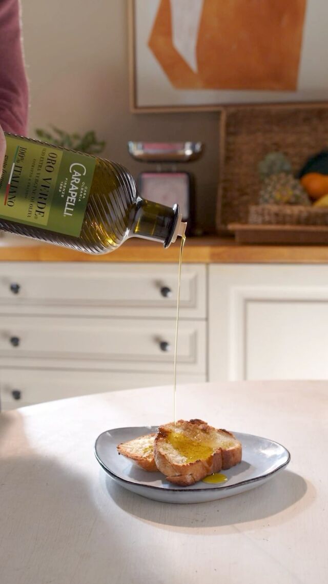 Il frutto della nostra migliore selezione, gustato senza fretta: Oro Verde illumina con il suo sapore fruttato ogni pietanza che incontra, esprimendo il meglio di sé anche su delle semplici bruschette. Un olio EVO 100% italiano a cui è difficile dire “basta” 💚
.
.
#oliocarapelli #carapelli #oroverde